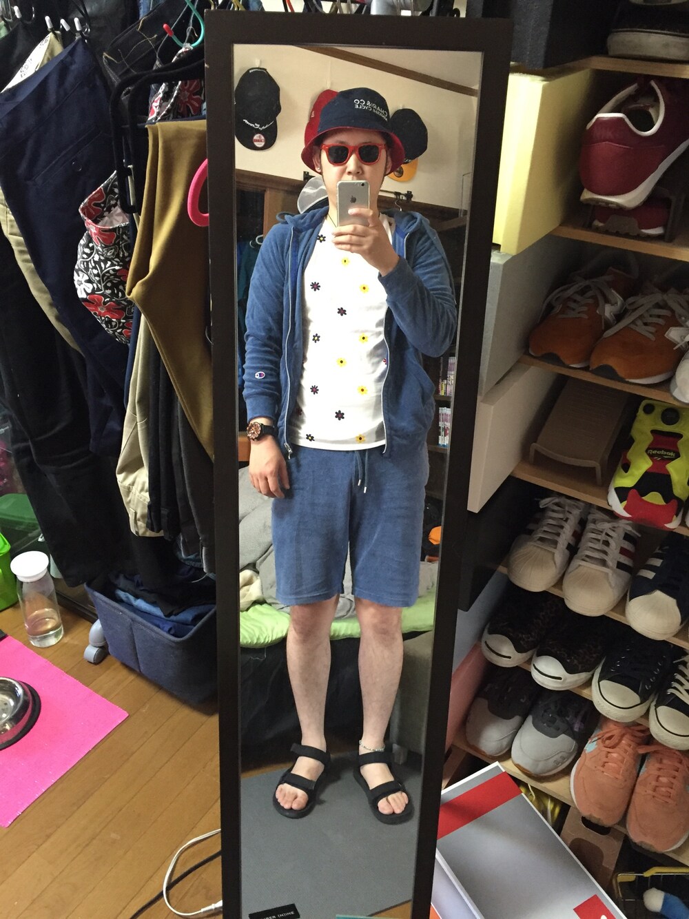 「SHIPSのアイテム（Tシャツ/カットソー、ホワイト系）」を使った、necogaskeeさん（メンズ・180cm）の春コーディネートの1枚目の写真