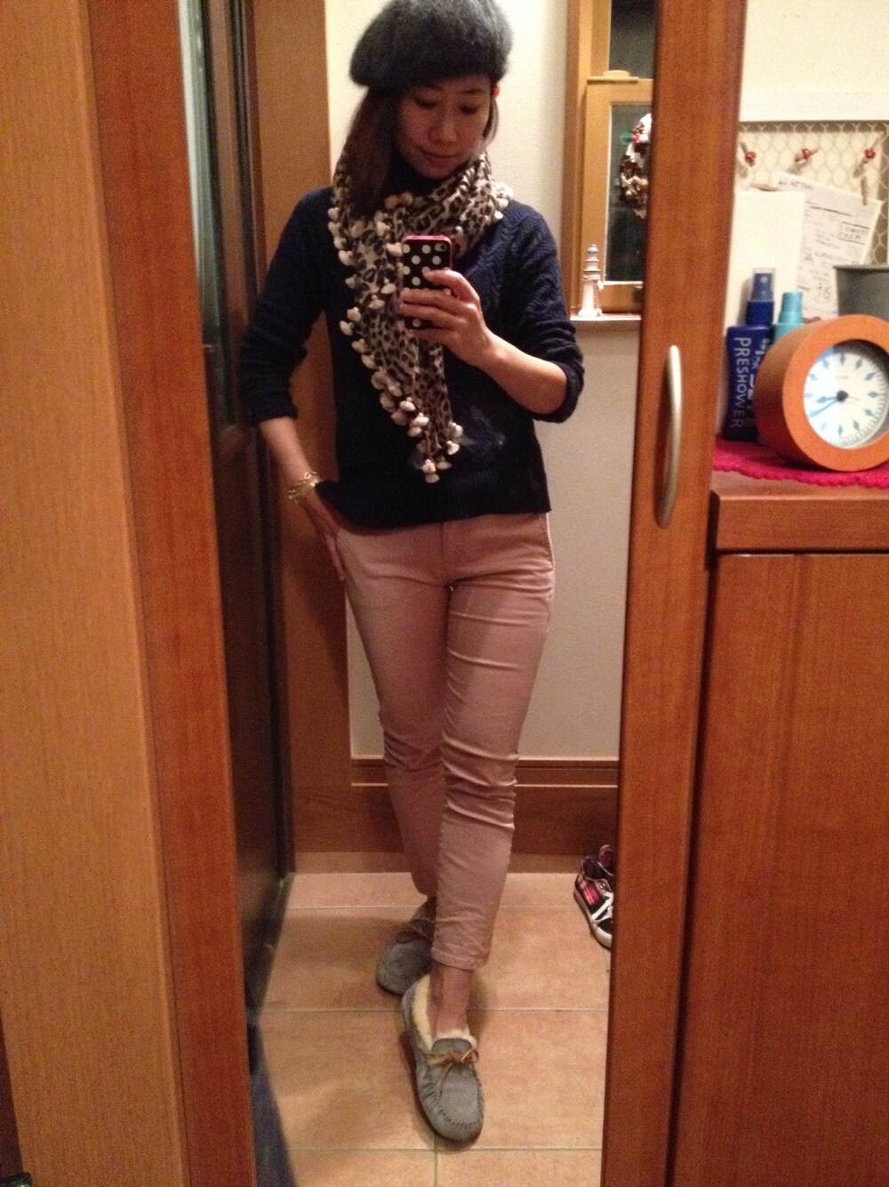 グレー系のモカシン/デッキシューズ、ベージュ系のストール/ショールを着用したレディースの秋コーディネートの1枚目の写真