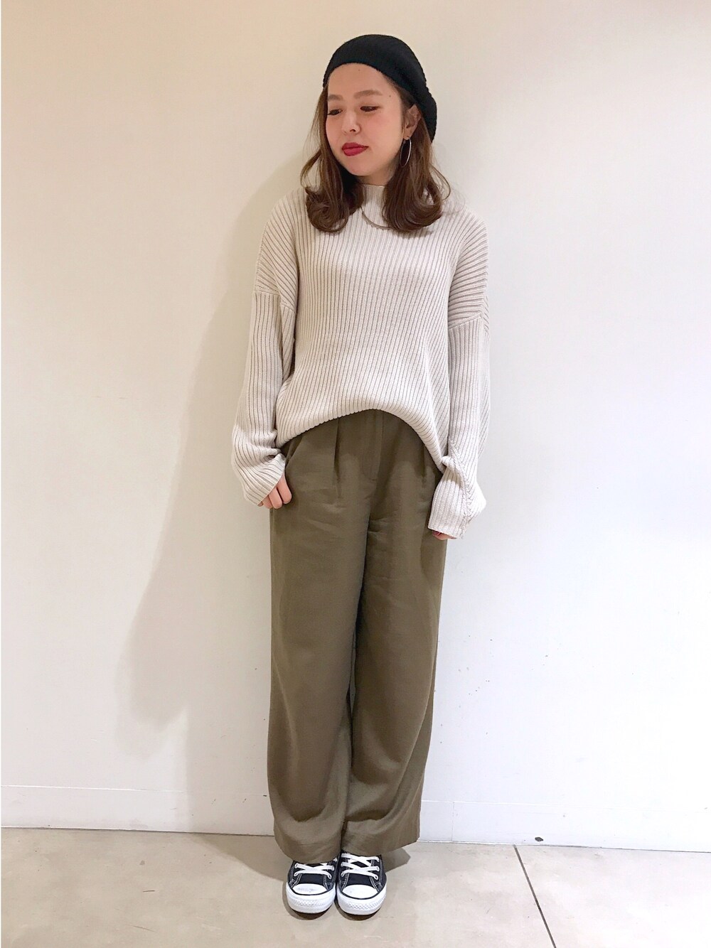 「k3&co、ladyluckluca、ワイドパンツ、ニット、converse、スニーカー、シンプルコーデ」｜「LUCA/LADY LUCK LUCAのアイテム（その他パンツ、グリーン系）」を使った、S A Y A K Oさん（レディース・159cm）の秋コーディネートの1枚目の写真