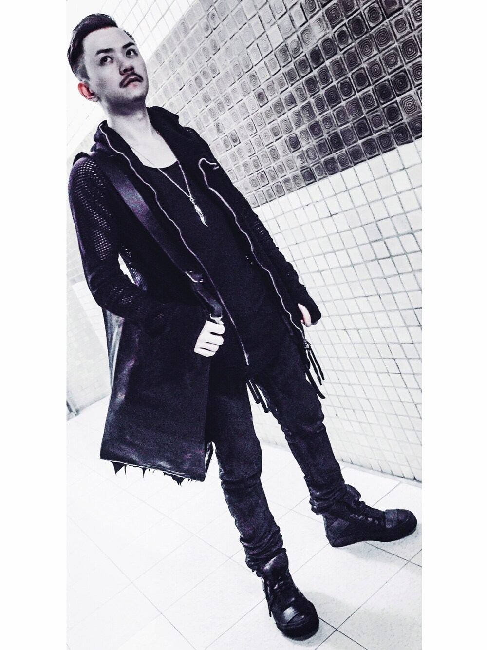 「boris bidjan saberi、CAROL CHRISTIAN POELL、JULIUS、black、hkwear、WEARBOOKエントリー、hkboy、sneakers、leather、winter」｜「Boris Bidjan Saberiのアイテム（デニムパンツ、ブラック系）」を使った、Bさん（メンズ・173cm）の秋コーディネートの1枚目の写真