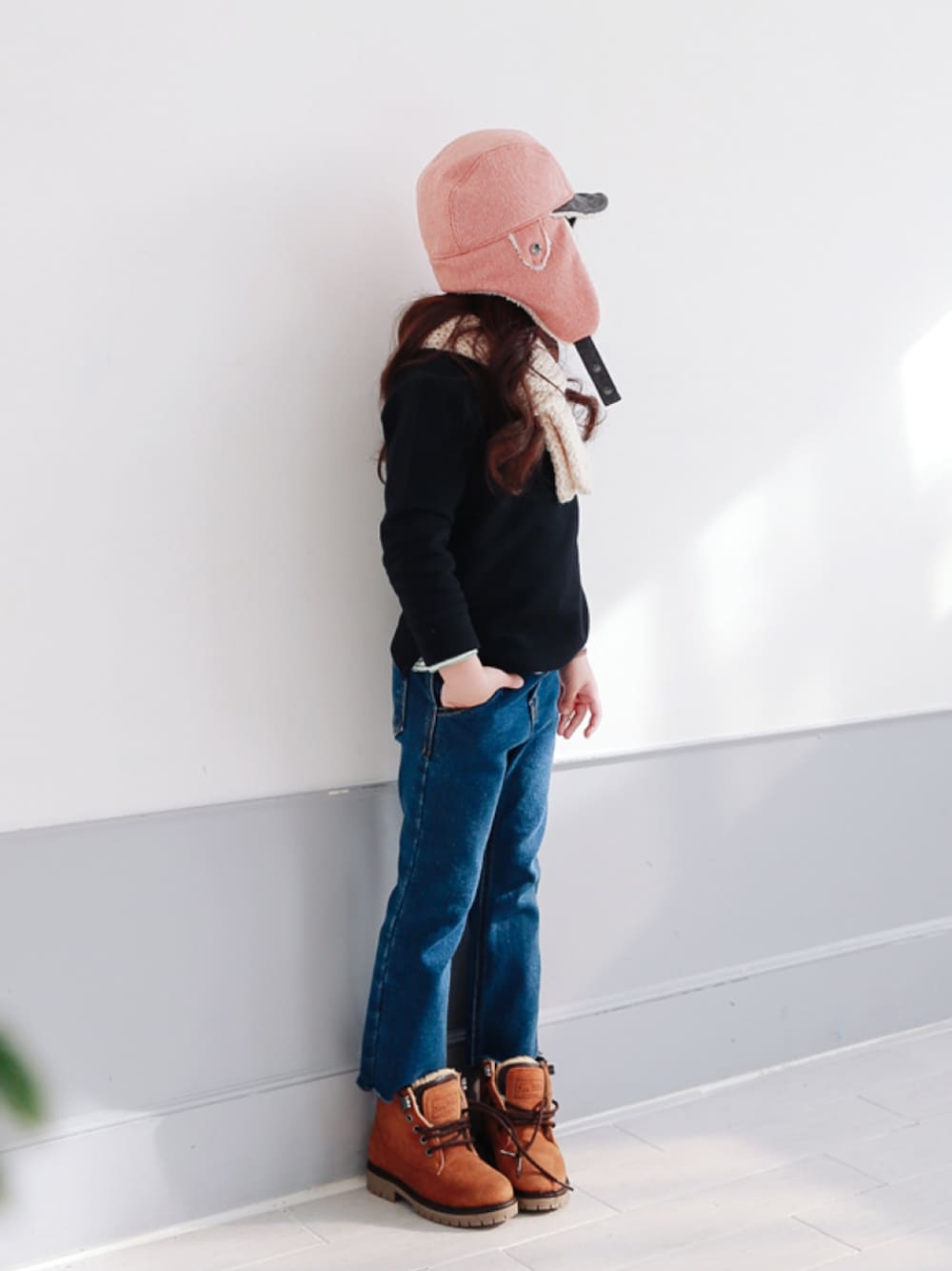 ブラック系のTシャツ/カットソー、ホワイト系のその他トップス、ブルー系のデニムパンツを着用したキッズの冬コーディネートの1枚目の写真