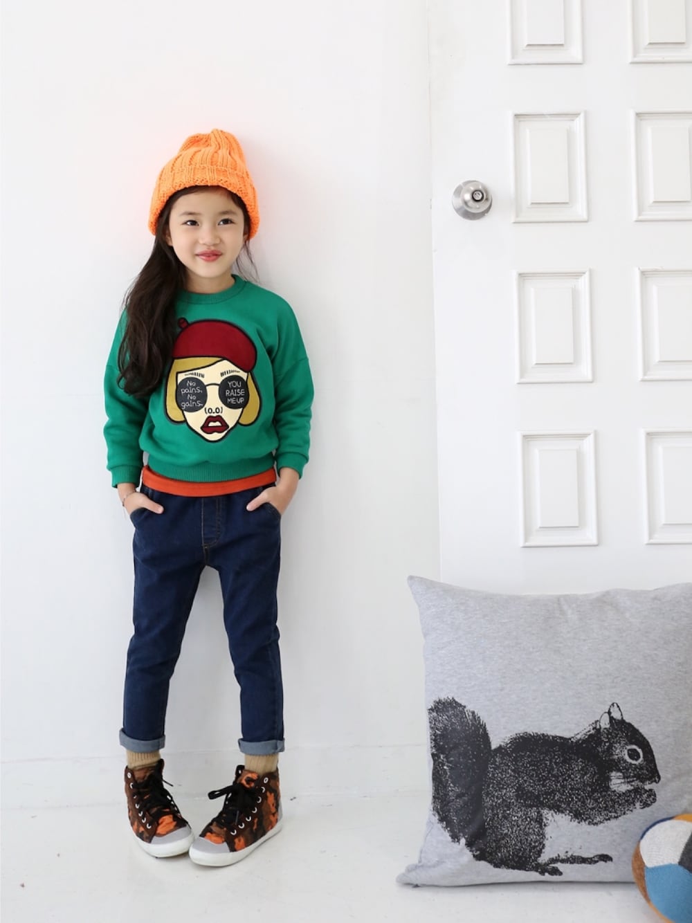 グリーン系のTシャツ/カットソー、ブルー系のデニムパンツ、ホワイト系のその他トップスを着用したキッズの冬コーディネートの1枚目の写真