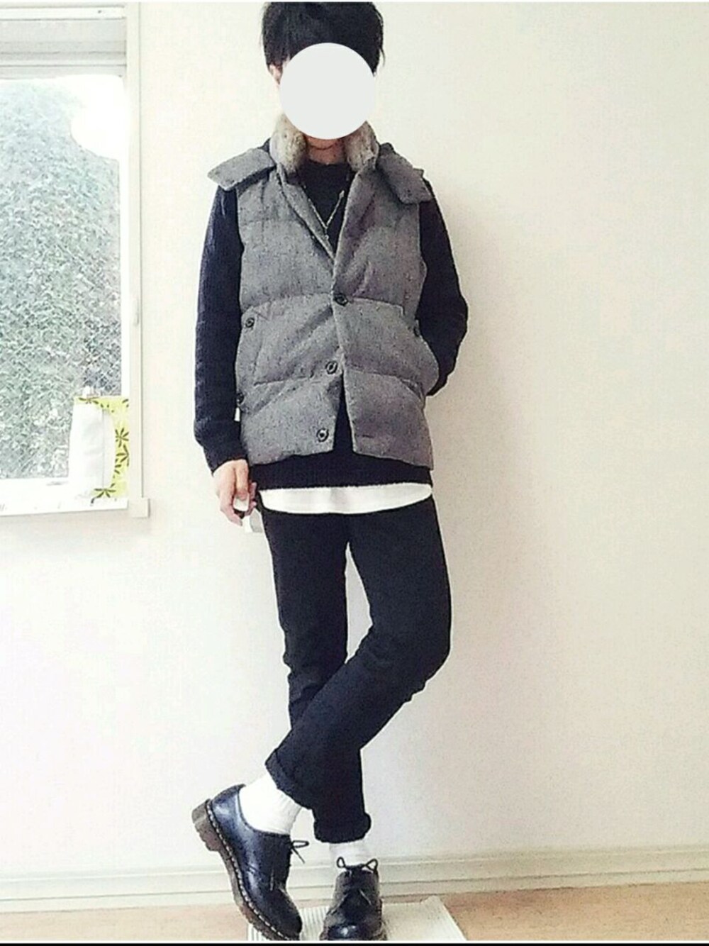 ブラック系のニット/セーター、ブラック系のデニムパンツ、ホワイト系のTシャツ/カットソーを着用したメンズの冬コーディネートの1枚目の写真