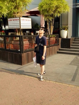 「MARGARET HOWELL（マーガレットハウエル）のアイテム（Tシャツ/カットソー、ブルー系）」を使った、ミツヤスタクヤさん（メンズ）の夏コーディネート