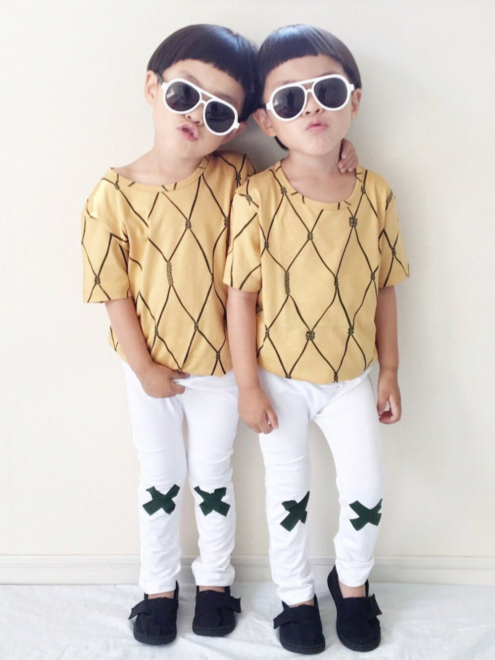 「kids、キッズコーデ、キッズファッション、夏コーデ、サングラス、tinycottons、男の子、パッツン前髪、シンプルスタイル、双子コーデ」｜「FREAK'S STOREのHONEY SUNGLASSES/ Teardrop                （サングラス、ホワイト系）」を使った、kanako0304さん（キッズ・90cm）の夏コーディネートの1枚目の写真