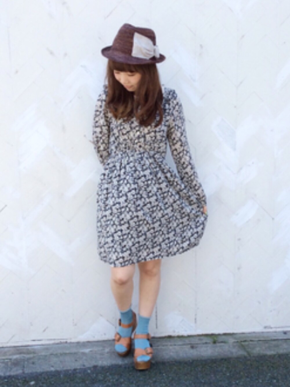 「ワンピース、花柄、花柄ワンピース、flower、サンダルに靴下、ラメ、麦わら帽子、キャセリーニ、tabio、厚底サンダル」｜「Casseliniのアイテム（帽子、ブラウン系）」を使った、な͜͡お͜͡な͜͡さん（レディース・155cm）の夏コーディネートの1枚目の写真