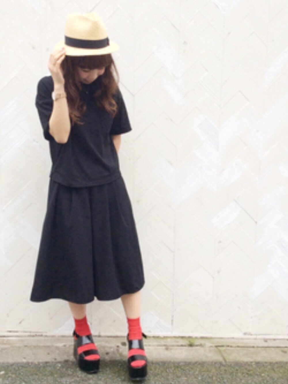 ブラック系のTシャツ/カットソー、ブラック系のサンダル、ブラック系のパンツを着用したレディースの夏コーディネートの1枚目の写真