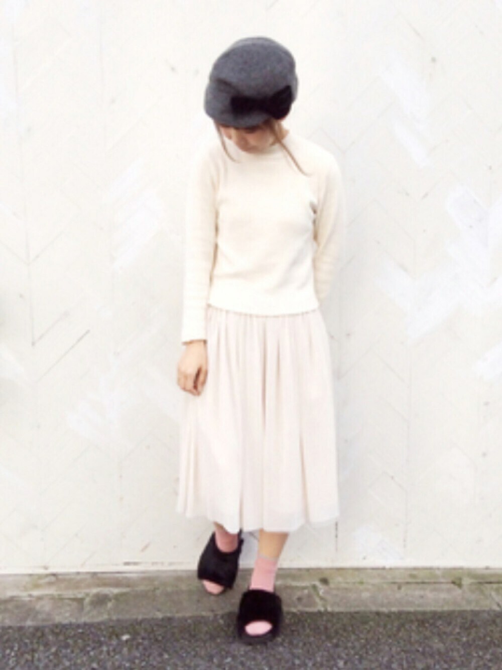 「秋冬、ootd、ALLWHITE、ホワイトコーデ、ホワイト、white、Another Edition、ファー小物、ファーサンダル、CA4LA」｜「CA4LAのアイテム（帽子、グレー系）」を使った、な͜͡お͜͡な͜͡さん（レディース・155cm）の秋コーディネートの1枚目の写真