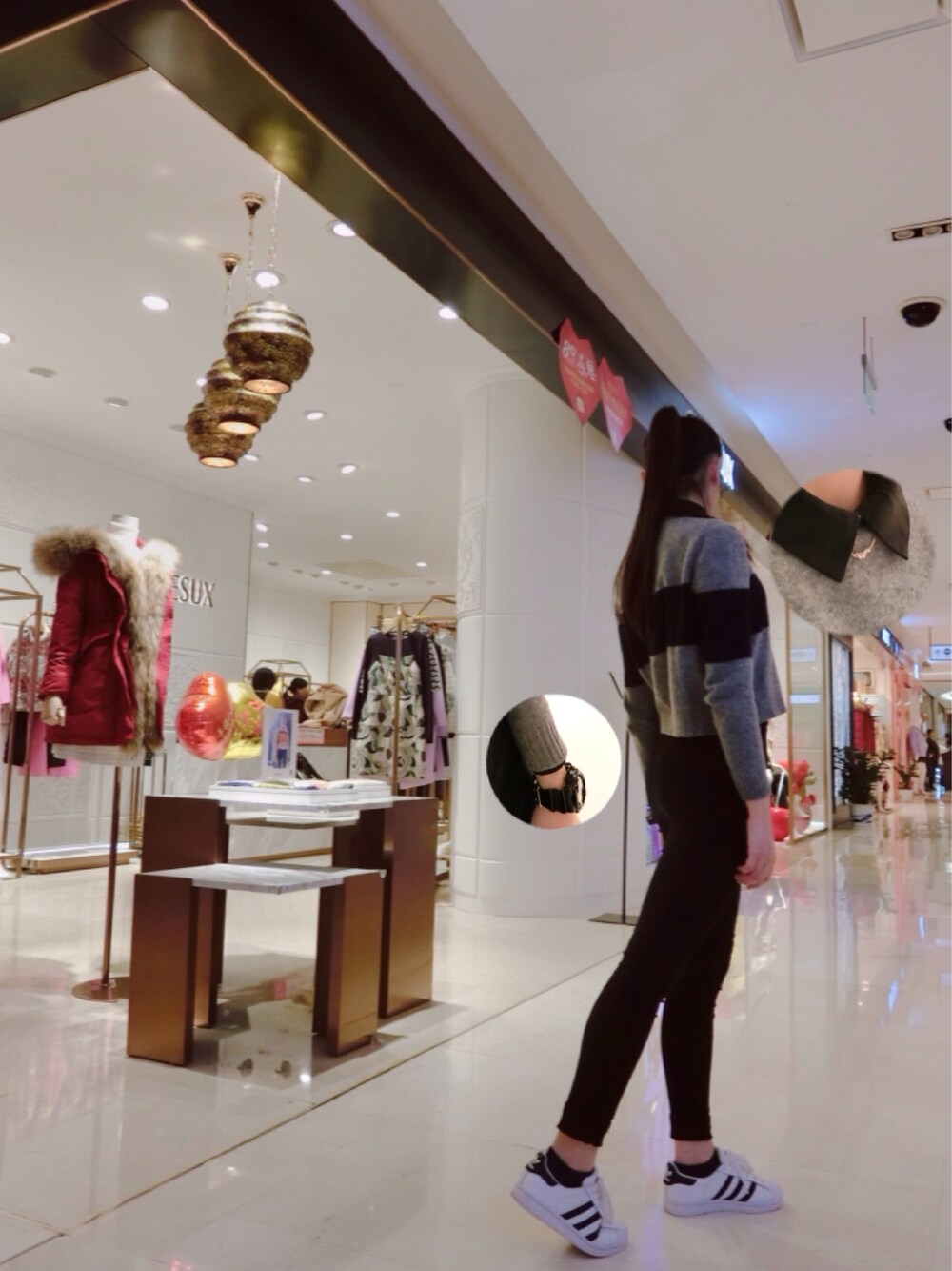 ブラック系のデニムパンツ、ホワイト系のその他シューズ、ブラック系のアナログ腕時計を着用したレディースの冬コーディネートの1枚目の写真
