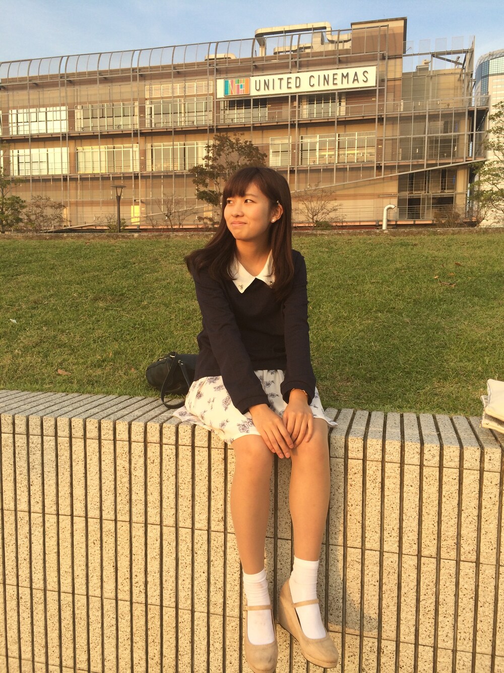 「花柄スカート、エリ付き」｜「Honeysのアイテム（シャツ/ブラウス、ブルー系）」を使った、ぶたごりらさん（レディース・161cm）の秋コーディネートの1枚目の写真