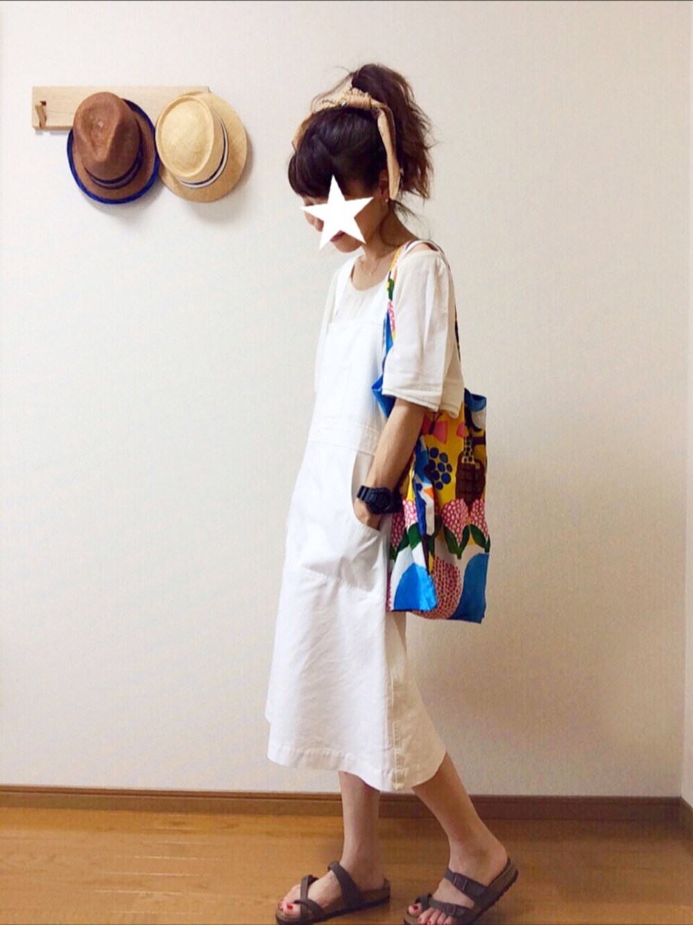 「ホワイト、夏、サロペット、marimekko、ちょっとそこまで、ゆるい、birkenstock、バンダナ、オフショル、ママコーデ」｜「BEAMS BOYのAライン

（サロペット/オーバーオール、ホワイト系）」を使った、Chocorooさん（レディース・156cm）の夏コーディネートの1枚目の写真