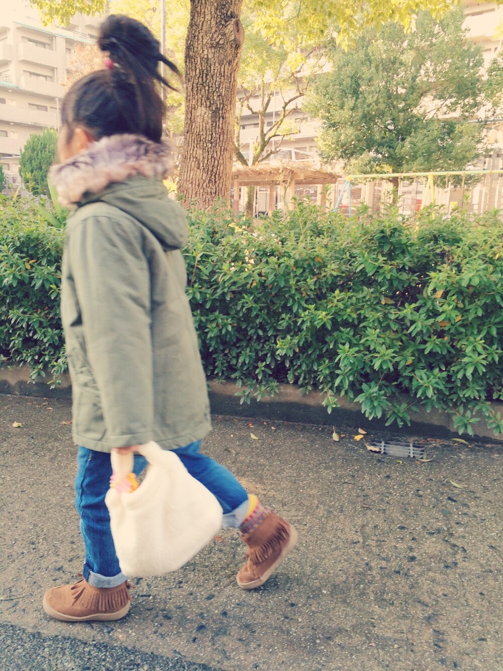 グリーン系のモッズコートを着用したキッズの冬コーディネートの1枚目の写真