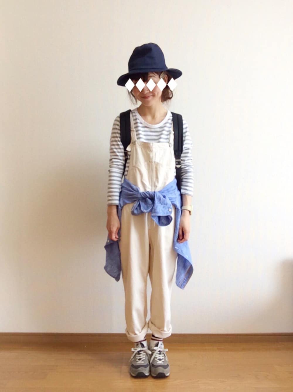 ホワイト系のサロペット/オーバーオール、グレー系のスニーカー、グレー系のトップスを着用したレディースの春コーディネートの1枚目の写真