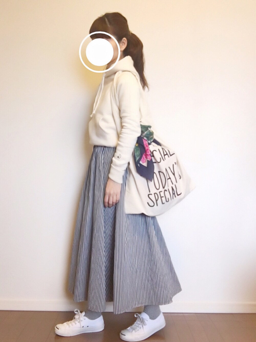 「ラフ、春コーデ、スウェット、ストライプ、スカーフ」｜「DRESSTERIORの吊裏毛 PARKA（パーカー、ベージュ系）」を使った、Chocorooさん（レディース・156cm）の冬コーディネートの1枚目の写真