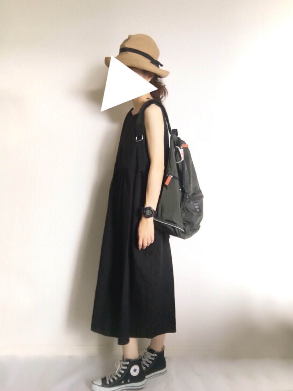 グレー系のバックパック/リュック、ブラック系のワンピース、ブラック系のスニーカーを着用したレディースの夏コーディネートの1枚目の写真