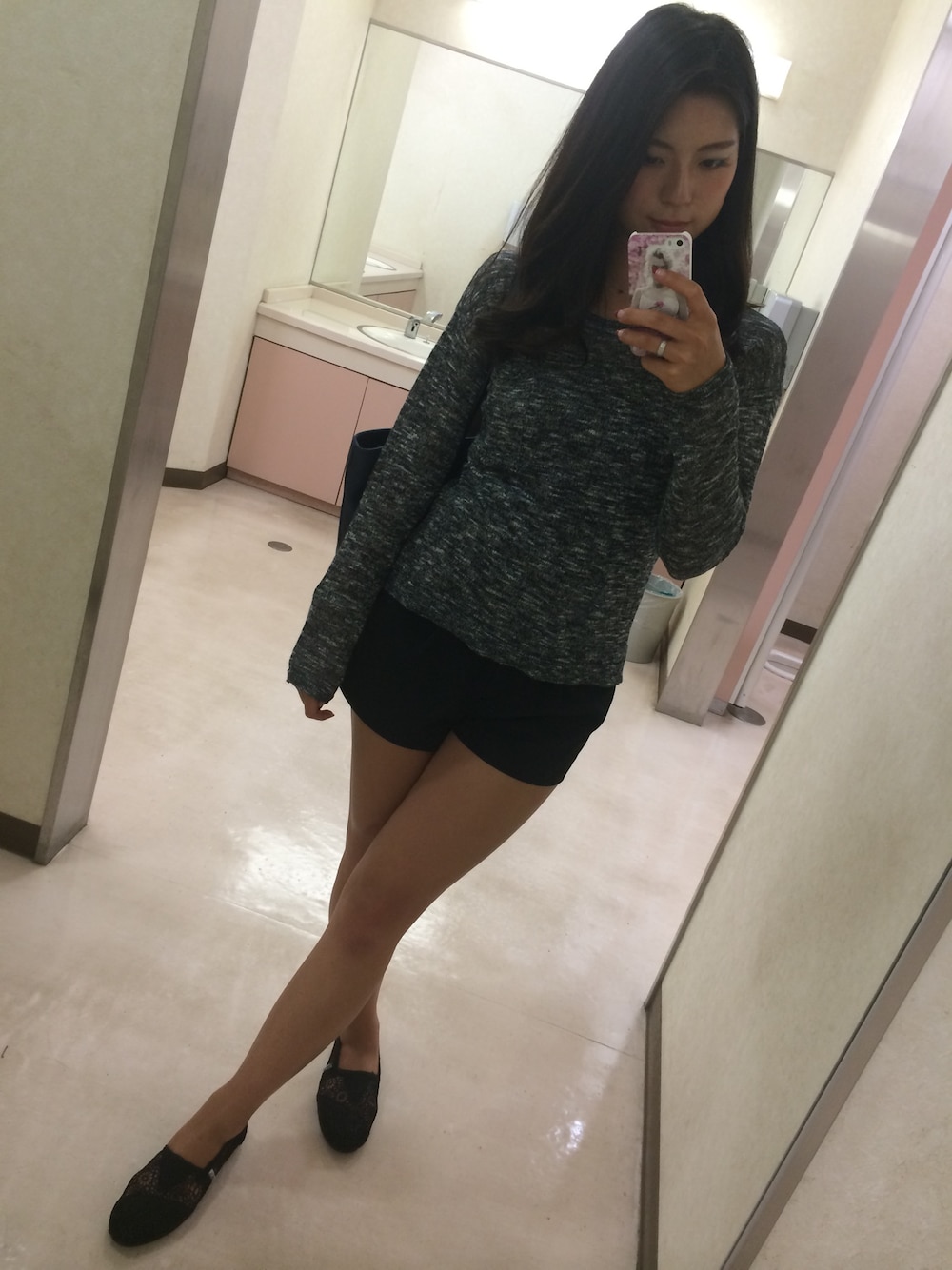 「H&Mのアイテム（ニット/セーター、ブラック系）」を使った、Asako Kobashiさん（レディース・166cm）の秋コーディネートの1枚目の写真
