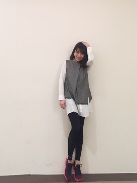 「emmi（エミ）のフリンジベストチュニック（Tシャツ/カットソー、グレー系）」を使った、yuria sakamakiさん（レディース・165cm）の冬コーディネート