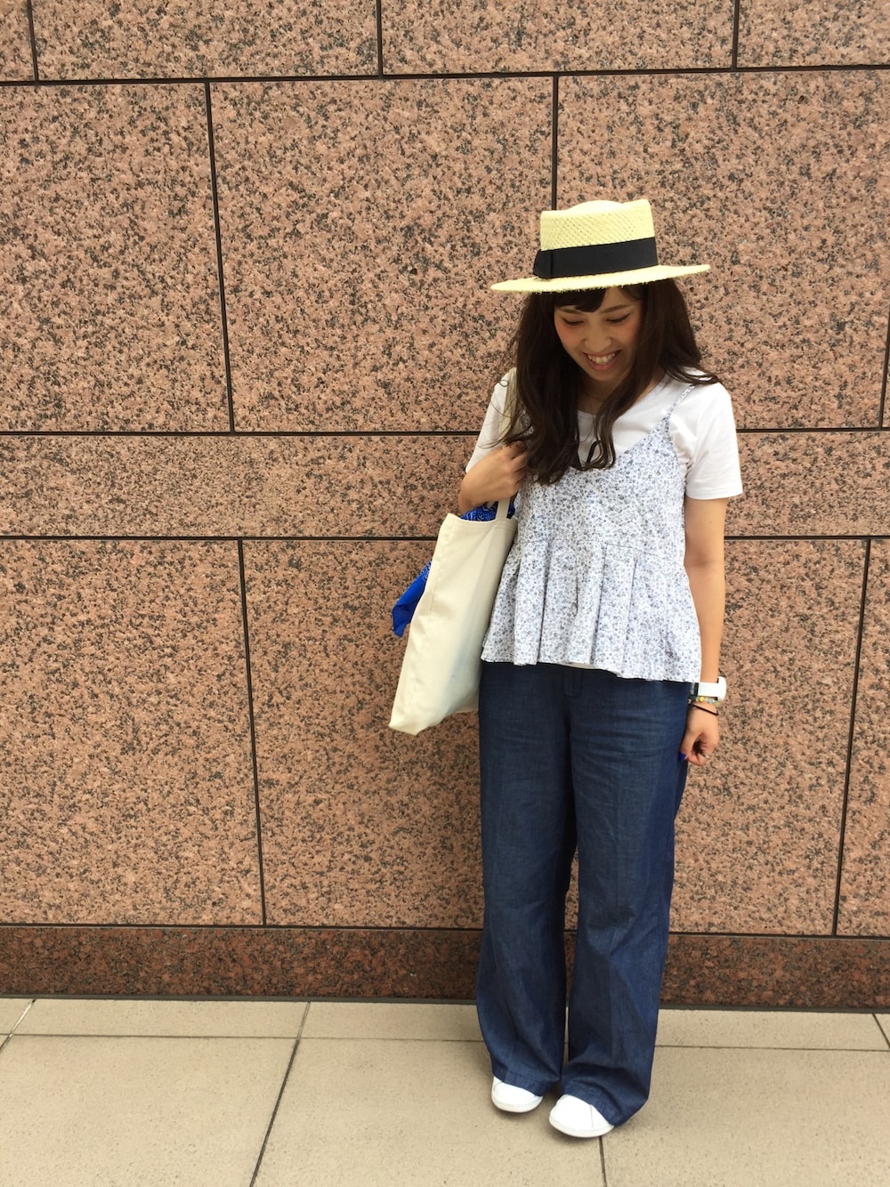 ホワイト系のTシャツ/カットソー、ホワイト系のキャミソール、ブルー系のデニムパンツを着用したレディースの夏コーディネートの1枚目の写真