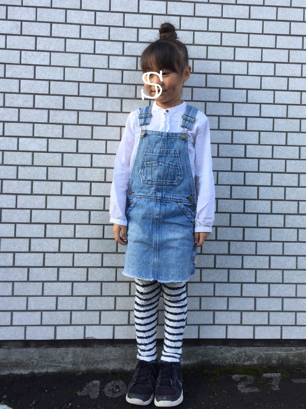 「ボーダー、デニム、女の子、キッズコーデ、ZARA、キッズファッション」｜「ZARAのアイテム（シャツ/ブラウス、ホワイト系）」を使った、emiii✩︎⡱さん（キッズ・120cm）の秋コーディネートの1枚目の写真