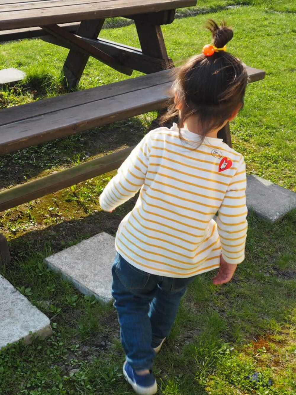 「デニム、ボーダー、女の子、キッズコーデ、キッズファッション」｜「H&Mのアイテム（デニムパンツ、ブルー系）」を使った、emiii✩︎⡱さん（キッズ・100cm）の秋コーディネートの1枚目の写真