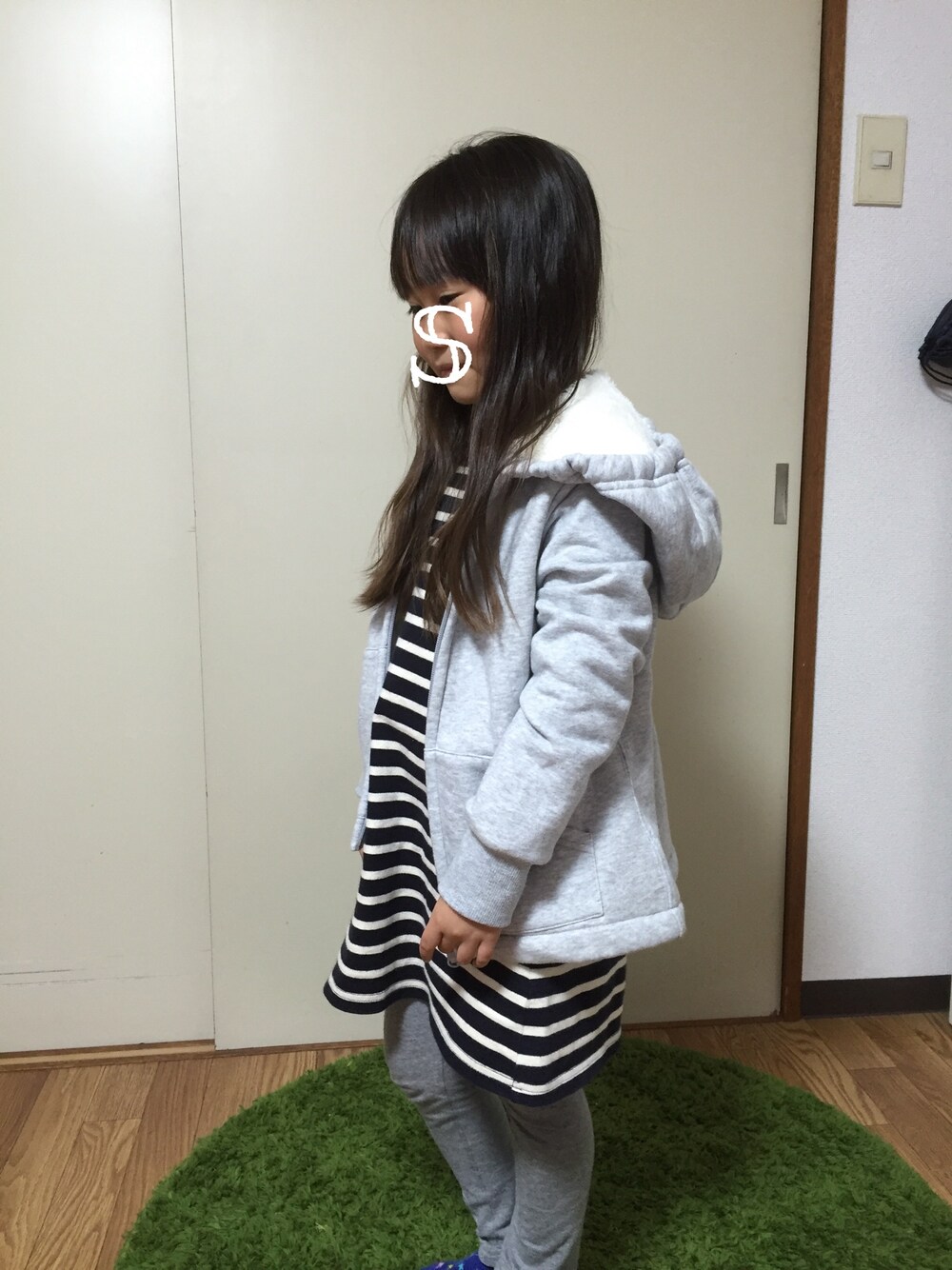 「女の子、キッズコーデ、キッズファッション、ボーダー、ワンピース、無印良品、ユニクロ、UNIQLO、パーカー」｜「UNIQLOのアイテム（パーカー、グレー系）」を使った、emiii✩︎⡱さん（キッズ・120cm）の秋コーディネートの1枚目の写真