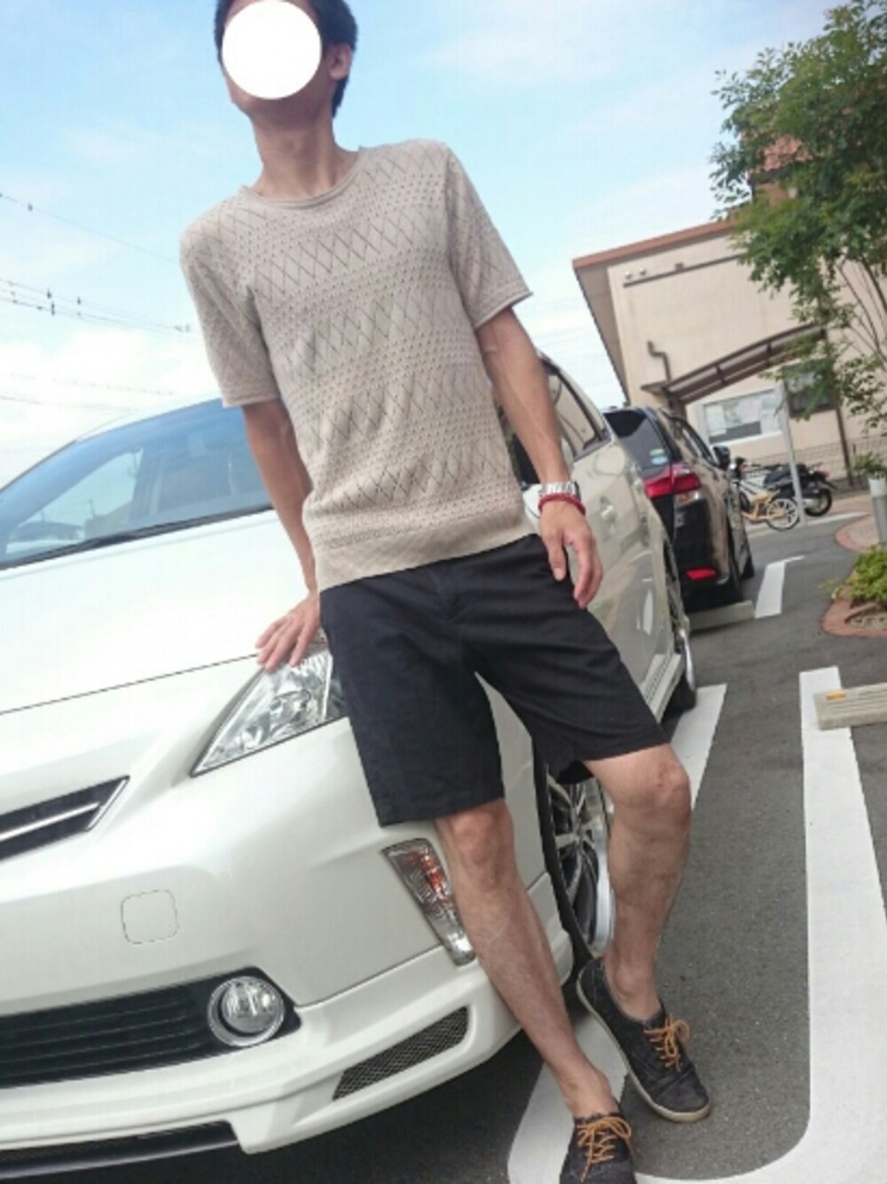 「夏コーデ、ハーフパンツ、カジュアル、ニット、大人カジュアル」｜「LiSSのアイテム（ニット/セーター、ベージュ系）」を使った、いんてこさん（メンズ・177cm）の夏コーディネートの1枚目の写真