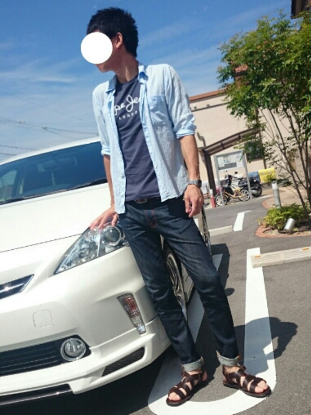 「オトナカジュアル、夏、休日スタイル、サンダル、スキニージーンズ、Tシャツ×デニム、シンプルコーデ」｜「Nudie Jeansのアイテム（デニムパンツ、ブルー系）」を使った、いんてこさん（メンズ・177cm）の夏コーディネートの1枚目の写真