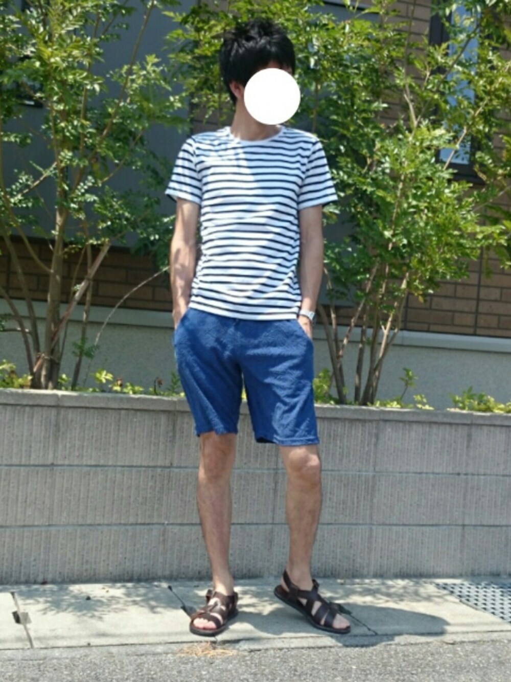 「夏コーデ、シンプル、休日スタイル、ショートパンツ、ハーフパンツ、ボーダー、ブルー、Tシャツ、ラクチンコーデ、ハレ」｜「ABAHOUSEのサマーブークレ天竺ﾎﾞｰﾀﾞｰ（Tシャツ/カットソー、ホワイト系）」を使った、いんてこさん（メンズ・177cm）の夏コーディネートの1枚目の写真