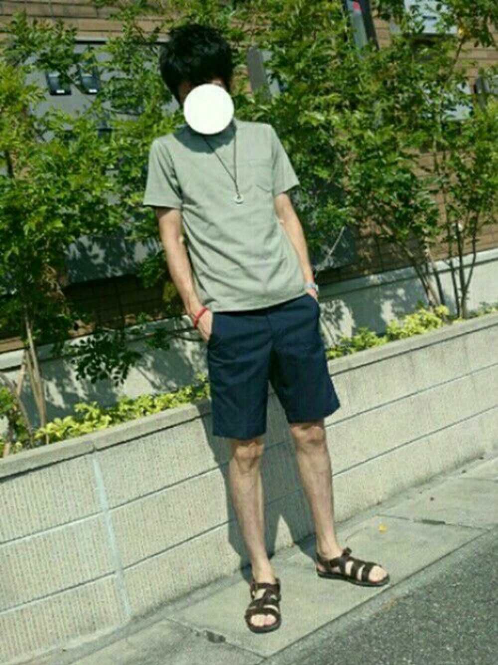 「カジュアル、summer、きれいめカジュアル、休日スタイル、ユニクロ、ゆるコーデ、Tシャツ、ネイビー、ハーフパンツ、シンプル」｜「GLOBAL WORKの【吸水速乾】ポケットＴ半袖/711337（Tシャツ/カットソー、グリーン系）」を使った、いんてこさん（メンズ・177cm）の夏コーディネートの1枚目の写真