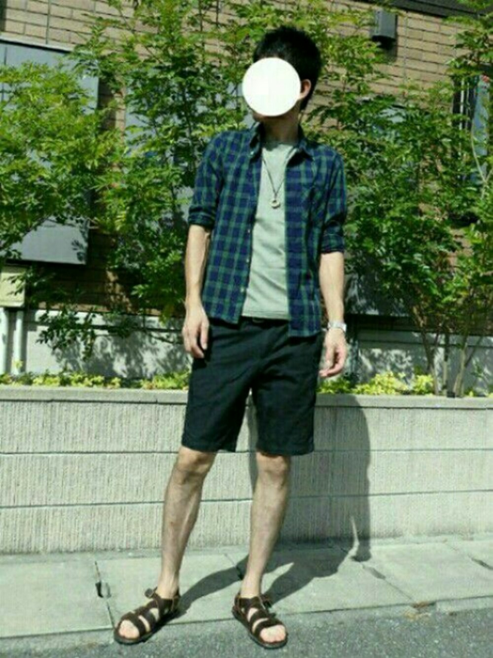 「ドラフトHAR、シンプルコーデ、カジュアル、ラクチンコーデ、ハーフパンツ、ショートパンツ、休日スタイル、ネルシャツ、Tシャツ、サンダル」｜「HAREの【HARE】タータンチェックシャツ（シャツ/ブラウス、グリーン系）」を使った、いんてこさん（メンズ・177cm）の秋コーディネートの1枚目の写真