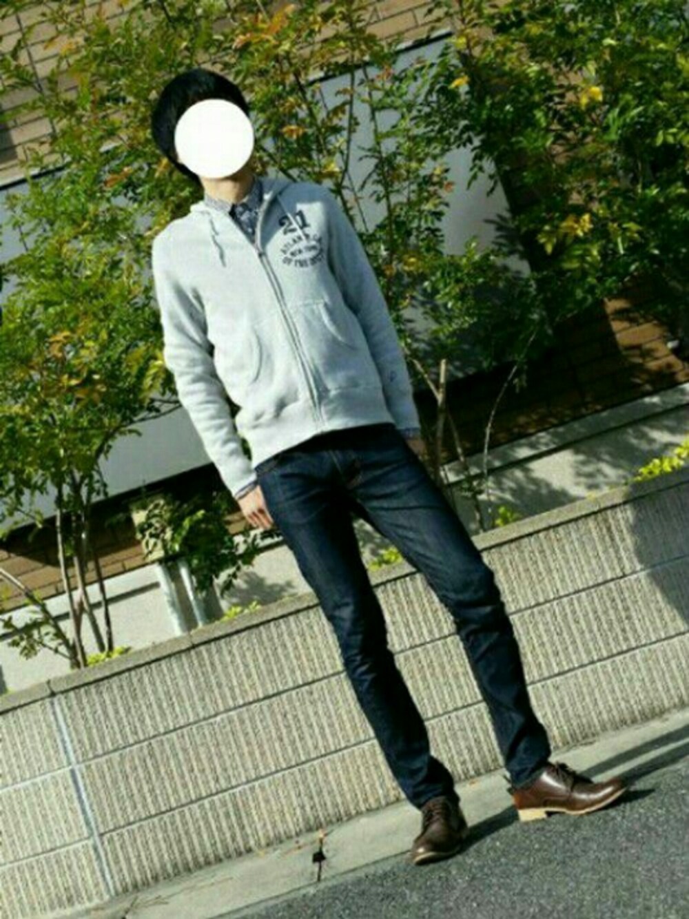「休日スタイル、スキニー、グレー、スキニーデニム、ラフ、カジュアル、パーカー」｜「Nudie JeansのTHIN FINN/ORG.DRY TWILL ＜レングス29インチ＞（デニムパンツ、ブルー系）」を使った、いんてこさん（メンズ・177cm）の秋コーディネートの1枚目の写真