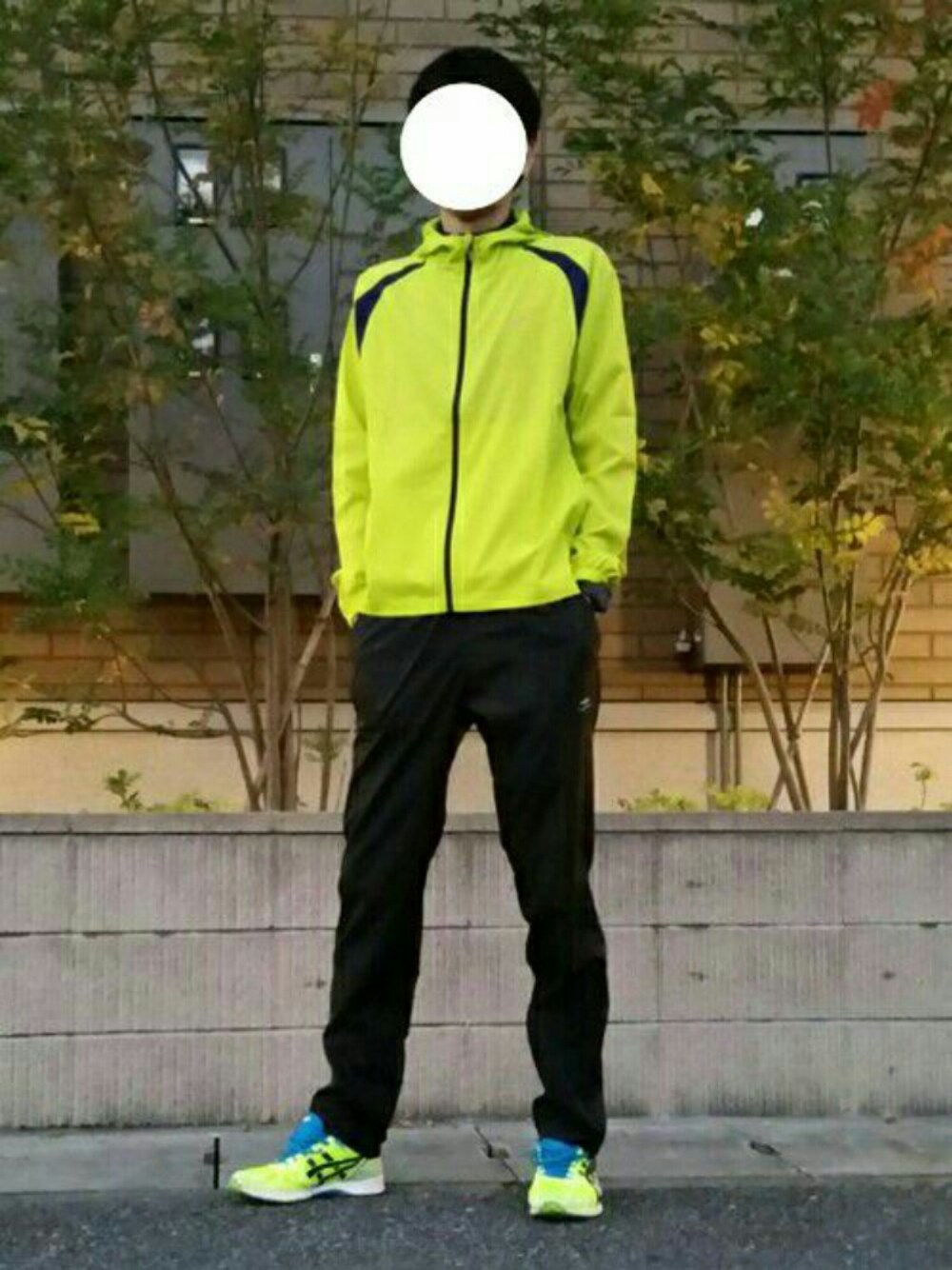 「スニーカー、冬、ランニングシューズ、ランニングスタイル」｜「ASICSのアイテム（パーカー、イエロー系）」を使った、いんてこさん（メンズ・177cm）の冬コーディネートの1枚目の写真