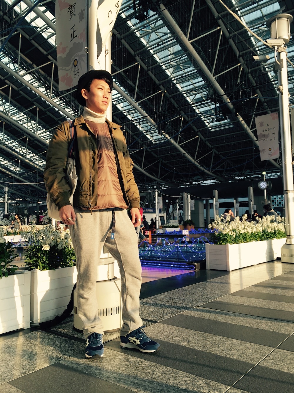 「大阪駅、帰省中」｜「UNIQLOのアイテム（ニット/セーター、ホワイト系）」を使った、Kanemoto  Sotaさん（メンズ・170cm）の冬コーディネートの1枚目の写真