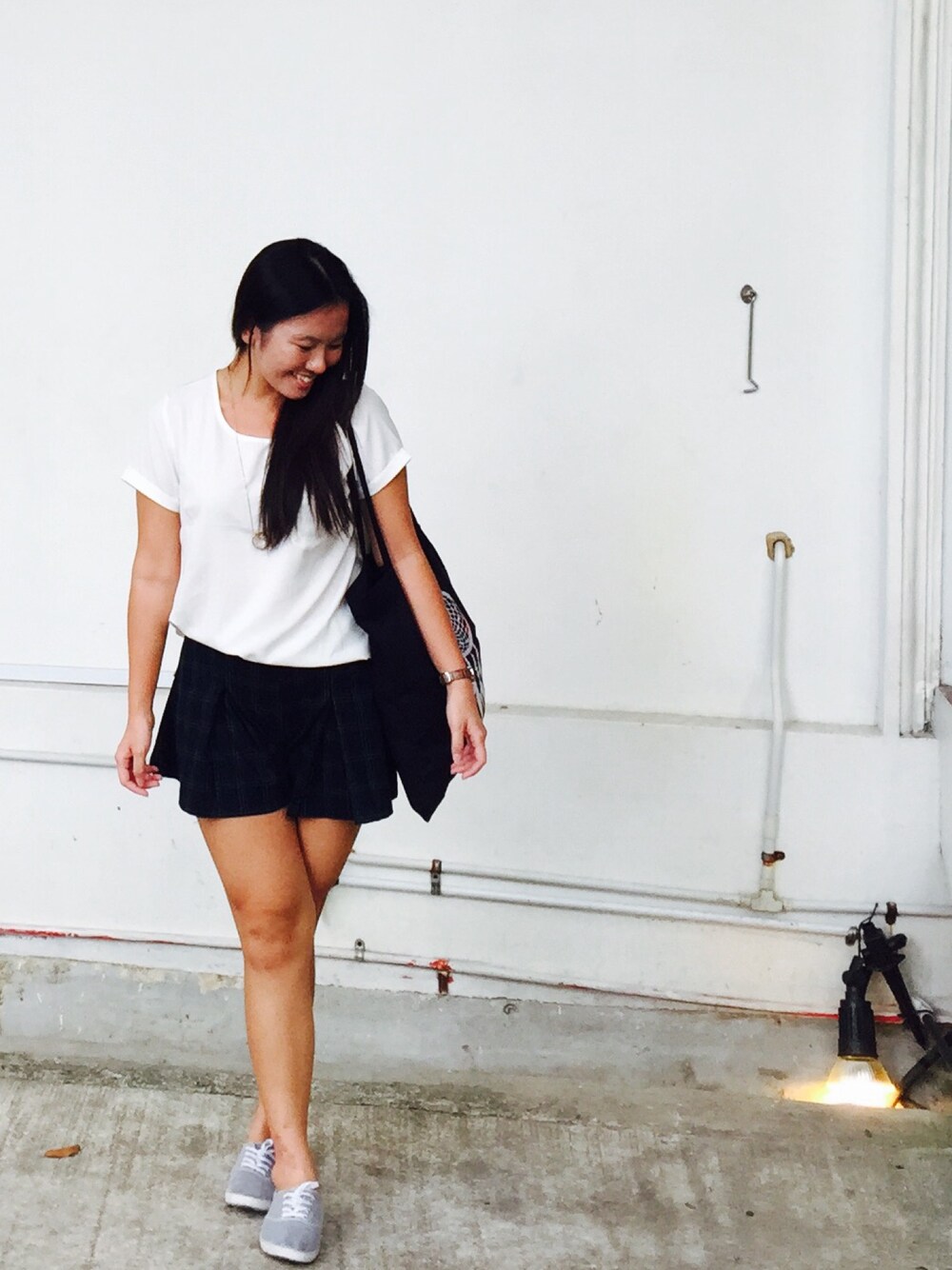 「white、basics、plaidskirt、simple、casual、chic、ttrootd、lookbook」｜「TEMTのアイテム（シャツ/ブラウス、ホワイト系）」を使った、Esther Ongさん（レディース・161cm）の春コーディネートの1枚目の写真