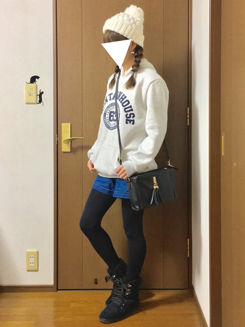 ホワイト系のパーカー、その他のその他パンツ、ブラック系のブーツを着用したレディースの秋コーディネートの1枚目の写真