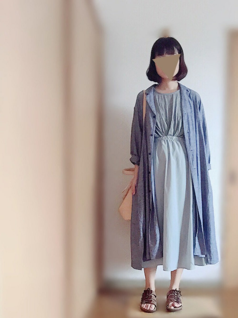 ブルー系のシャツワンピース、グレー系のワンピース、ベージュ系のショルダーバッグを着用したレディースの夏コーディネートの1枚目の写真