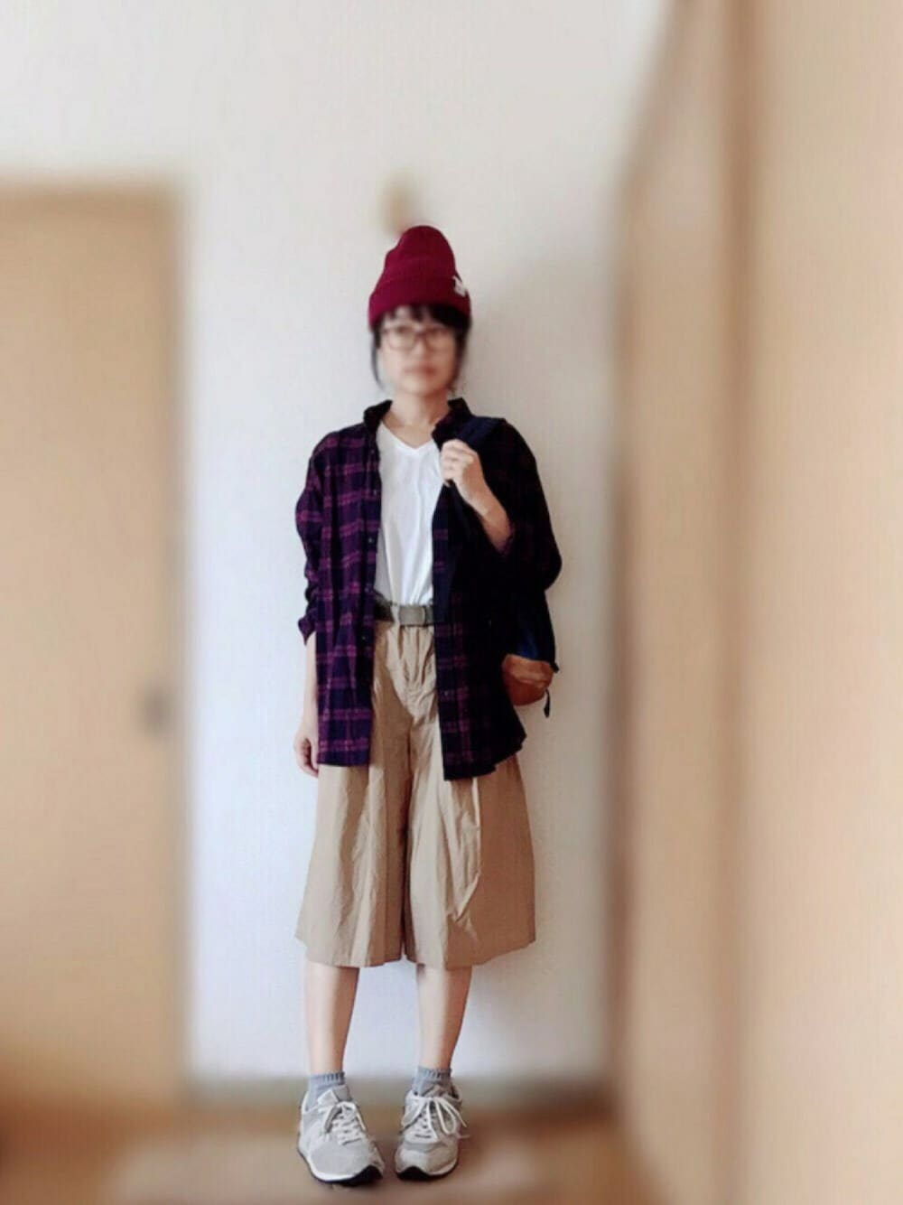 パープル系のシャツ/ブラウス、ホワイト系のTシャツ/カットソー、ブルー系のボディバッグ/ウエストポーチを着用したレディースの秋コーディネートの1枚目の写真