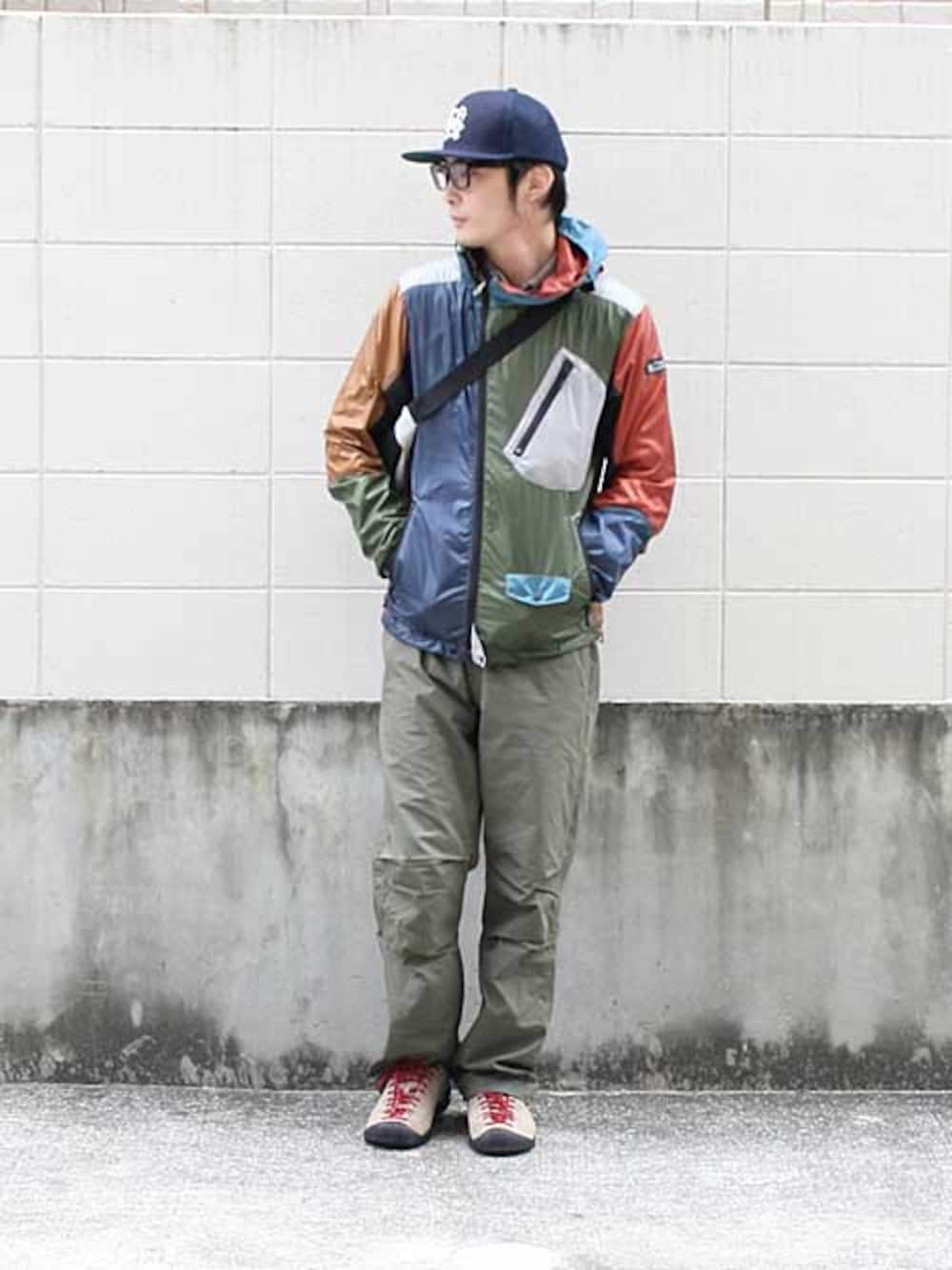 その他のナイロンジャケット、グリーン系のその他パンツ、ブラック系のキャップを着用したメンズの春コーディネートの1枚目の写真