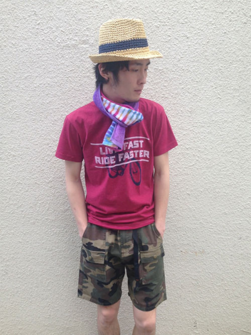 レッド系のTシャツ/カットソー、ベージュ系のハット、その他のショーツを着用したメンズの春コーディネートの1枚目の写真