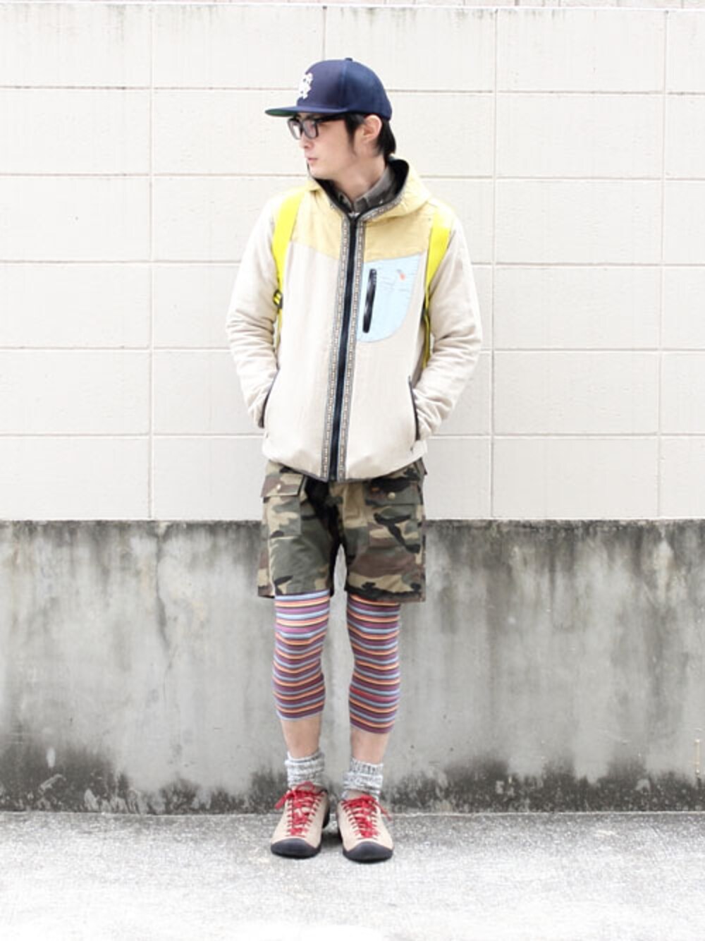 ブラウン系のその他パンツ、ホワイト系のその他アウターを着用したメンズの春コーディネートの1枚目の写真