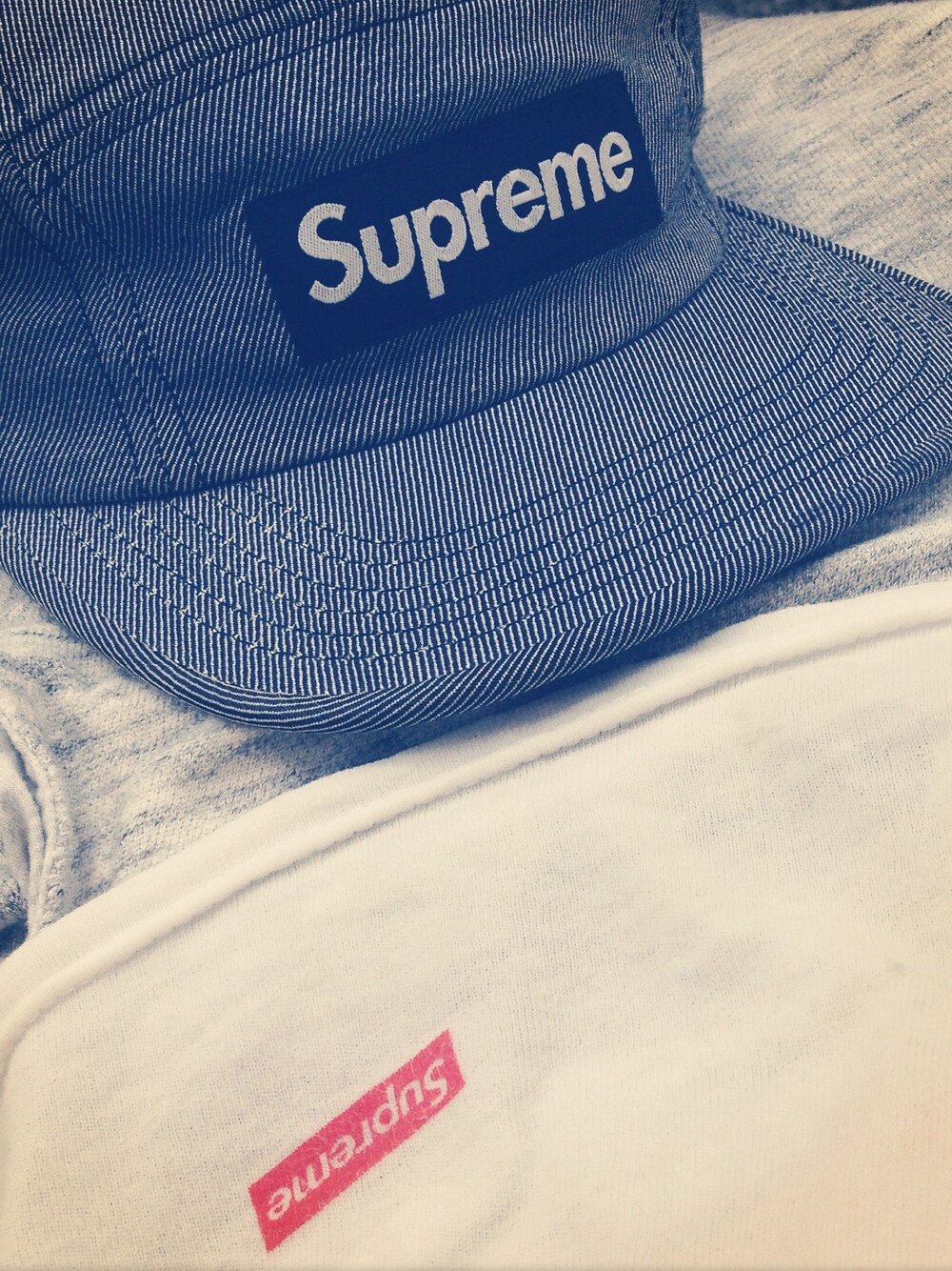 「supreme」｜「Supreme のアイテム（キャップ、グレー系）」を使った、Hung Yo Leeさん（メンズ・176cm）の秋コーディネートの1枚目の写真