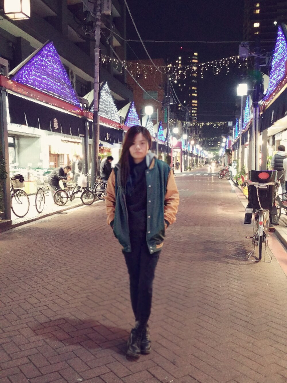 「road、Japan、MENSJACKET」｜「forever21のアイテム（その他アウター、グリーン系）」を使った、kelly szeさん（レディース・165cm）の春コーディネートの1枚目の写真