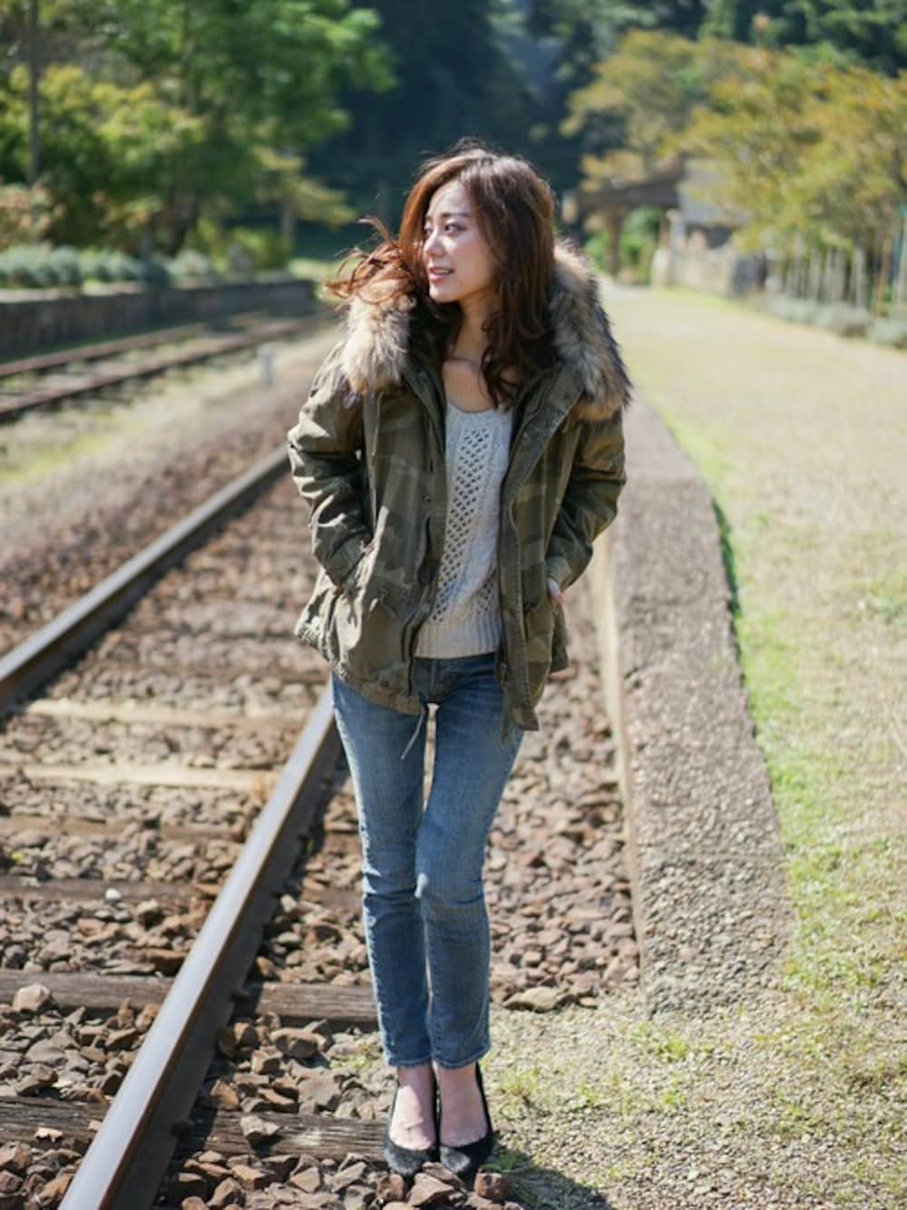 その他のモッズコート、ホワイト系のニット/セーター、ブルー系のデニムパンツを着用したレディースの秋コーディネートの1枚目の写真