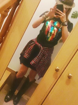 「AmplifiedのThe Rolling Stones Rainbow Tongue Tee（Tシャツ/カットソー、ブラック系）」を使った、umekoさん（レディース・162cm）の秋コーディネート