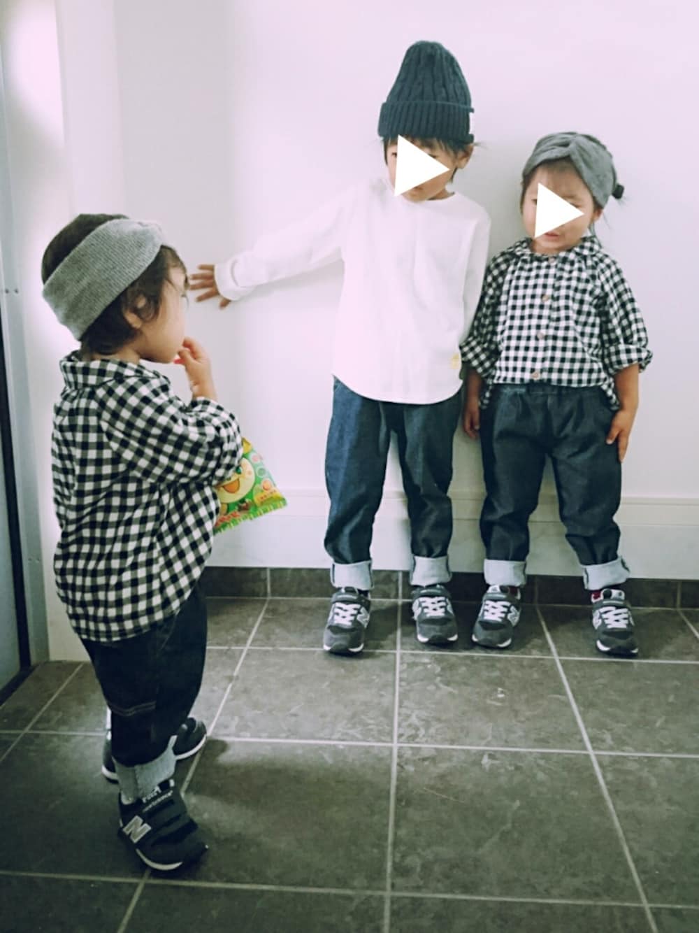 「キッズコーデ、シンプルコーデ、白Tシャツ、ギンガムチェックシャツ、デニム、ニューバランス、3兄妹、5歳、3歳、1歳」｜「ブレイクタイム。のアイテム（その他、その他）」を使った、i*k*m*m*h*さん（キッズ・100cm）の秋コーディネートの1枚目の写真