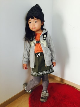 「petit main（プティマイン）の金色ファスナーシンプルジップアップパーカー（パーカー、グレー系）」を使った、NAHOさん（キッズ・100cm）の冬コーディネート