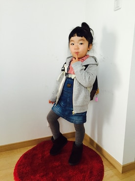 「petit main（プティマイン）の金色ファスナーシンプルジップアップパーカー（パーカー、グレー系）」を使った、NAHOさん（キッズ・100cm）の冬コーディネート