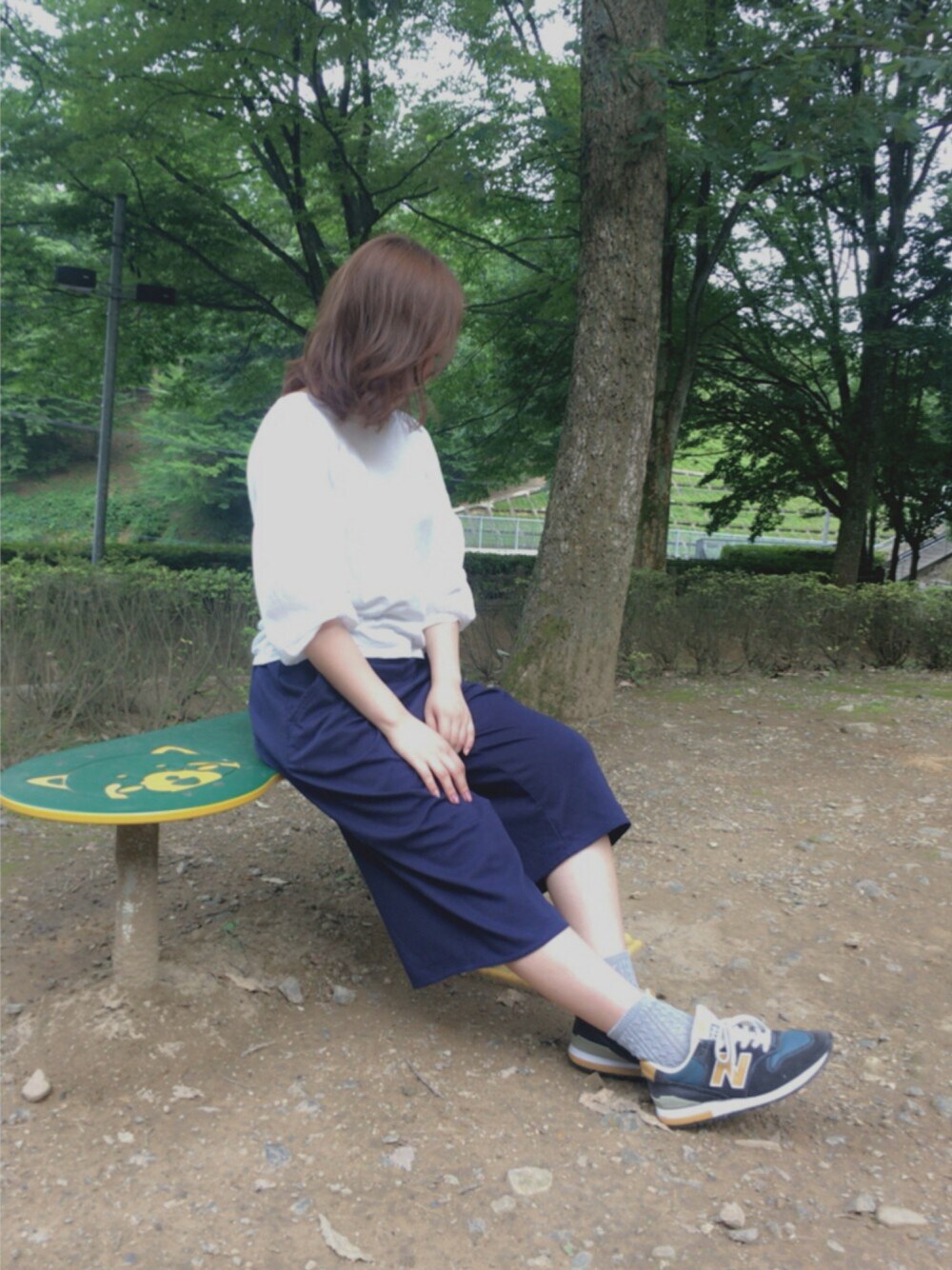 ホワイト系のTシャツ/カットソー、ブルー系のその他パンツ、グレー系のスニーカーを着用したレディースの夏コーディネートの1枚目の写真