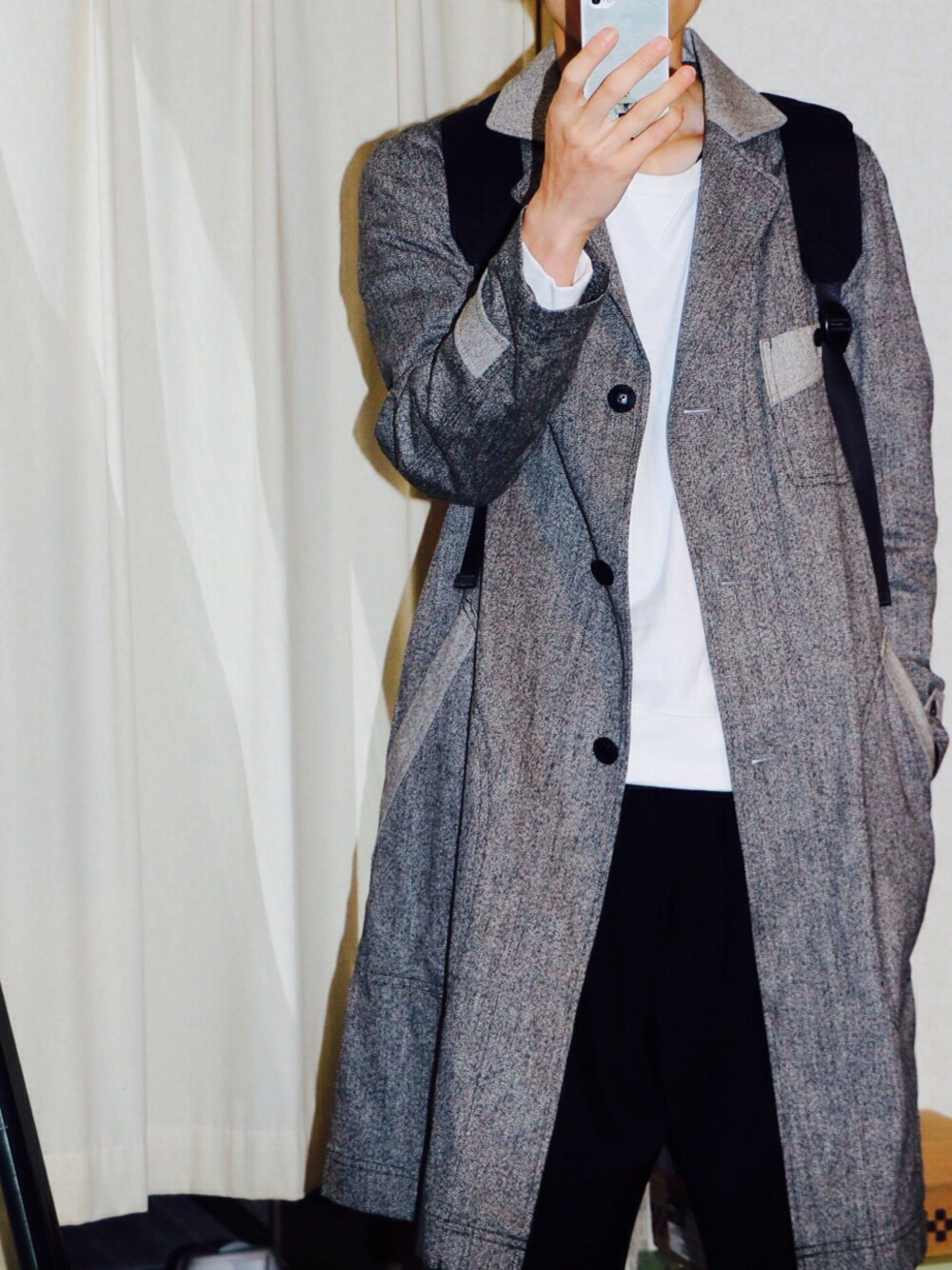 ホワイト系のスニーカー、グレー系のその他アウター、ブラック系のバックパック/リュックを着用したメンズの春コーディネートの1枚目の写真