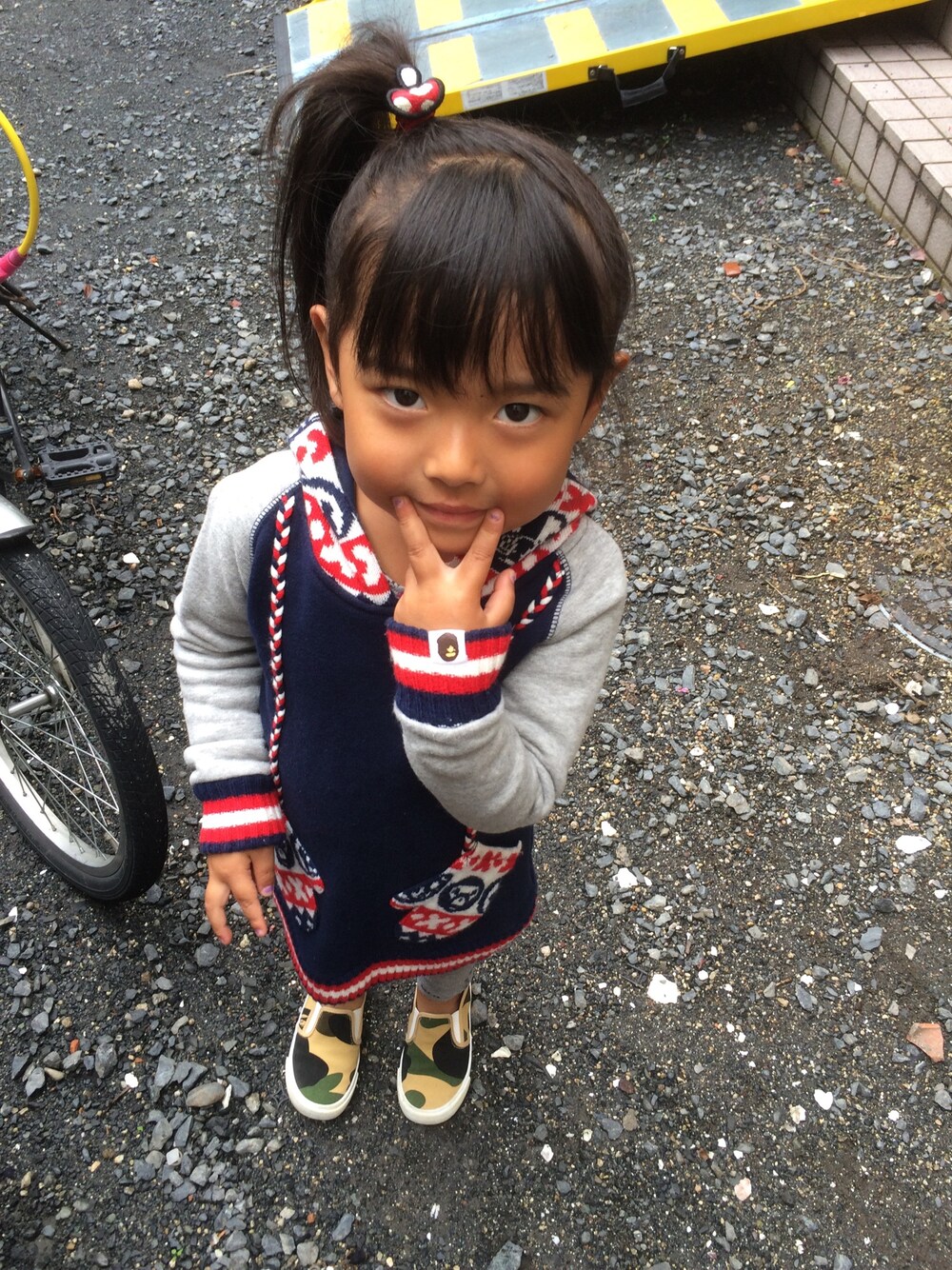 「Bape、bapekids」｜「A BATHING APEの1ST CAMO SLIP ON（スニーカー、イエロー系）」を使った、ありすさん（キッズ・90cm）の秋コーディネートの1枚目の写真